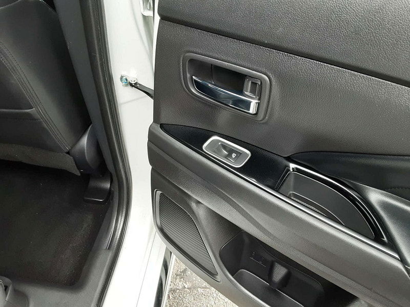 Mitsubishi Outlander 2.4 Outlander Dynamic PHEV CVT 4WD 5dr 5dr Automatic 2025