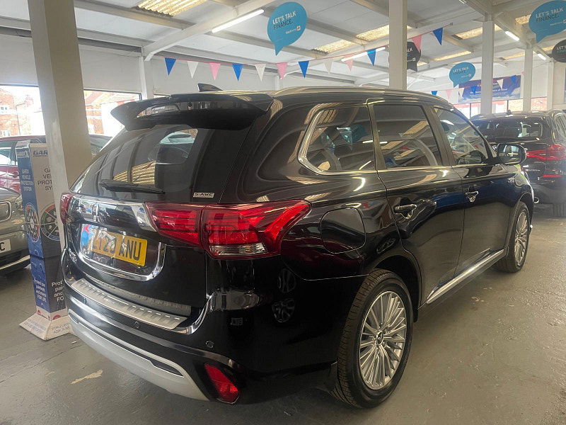 Mitsubishi Outlander 2.4h TwinMotor 13.8kWh Exceed Safety CVT 4WD Euro 6 (s/s) 5dr 5dr Automatic 2025