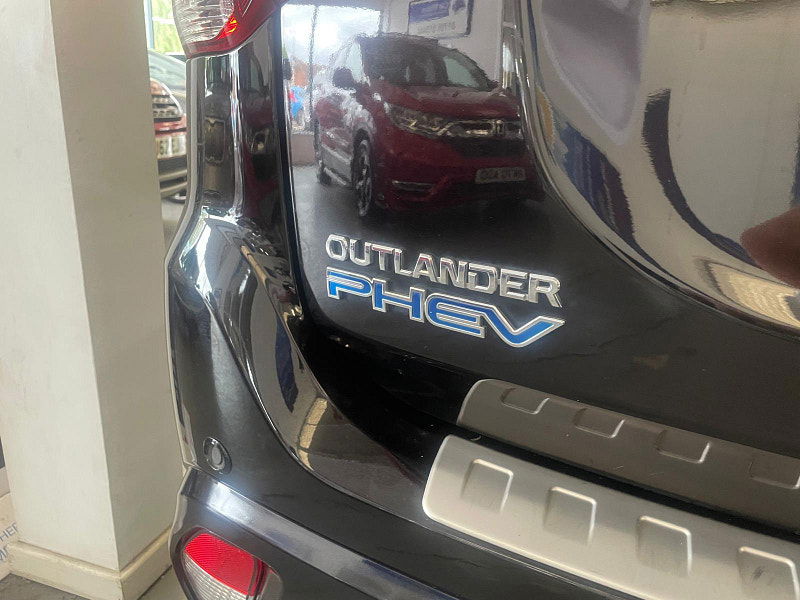 Mitsubishi Outlander 2.4h TwinMotor 13.8kWh Exceed Safety CVT 4WD Euro 6 (s/s) 5dr 5dr Automatic 2025