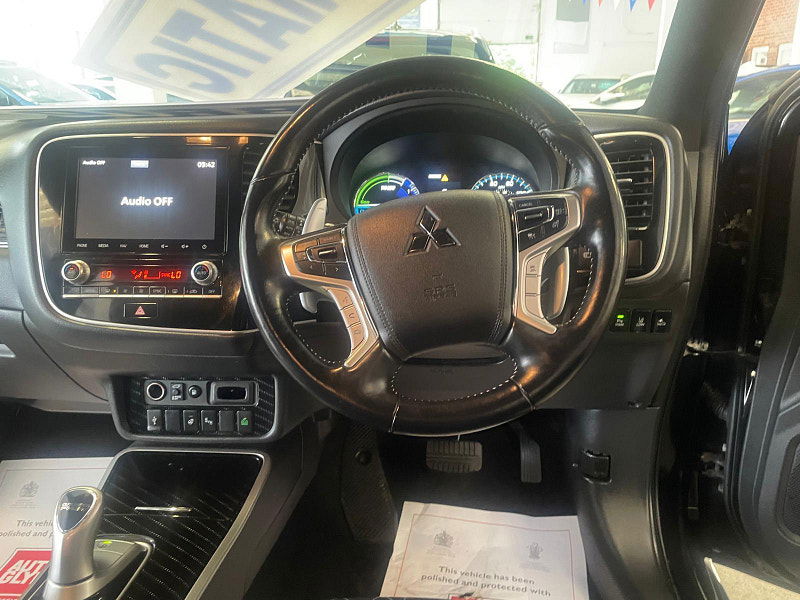 Mitsubishi Outlander 2.4h TwinMotor 13.8kWh Exceed Safety CVT 4WD Euro 6 (s/s) 5dr 5dr Automatic 2025