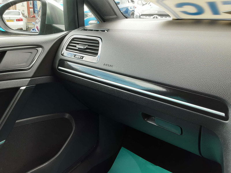 Volkswagen Golf 2.0 Golf R TSi Semi-Auto 4WD 5dr 5dr Automatic 2025