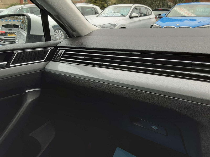 Volkswagen Passat 1.5 Passat SEL TSi Evo 5dr 5dr Manual 2025