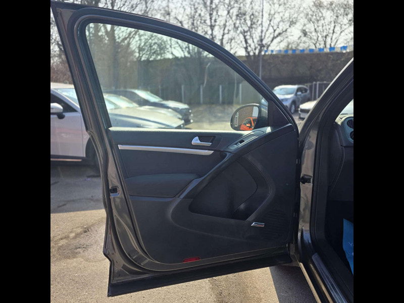 Volkswagen Tiguan 2.0 Tiguan R-Line TDI BlueMotion Technology 4Motion Semi-Auto 4WD 5dr 5dr Automatic 2025