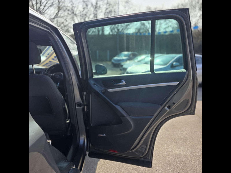 Volkswagen Tiguan 2.0 Tiguan R-Line TDI BlueMotion Technology 4Motion Semi-Auto 4WD 5dr 5dr Automatic 2025