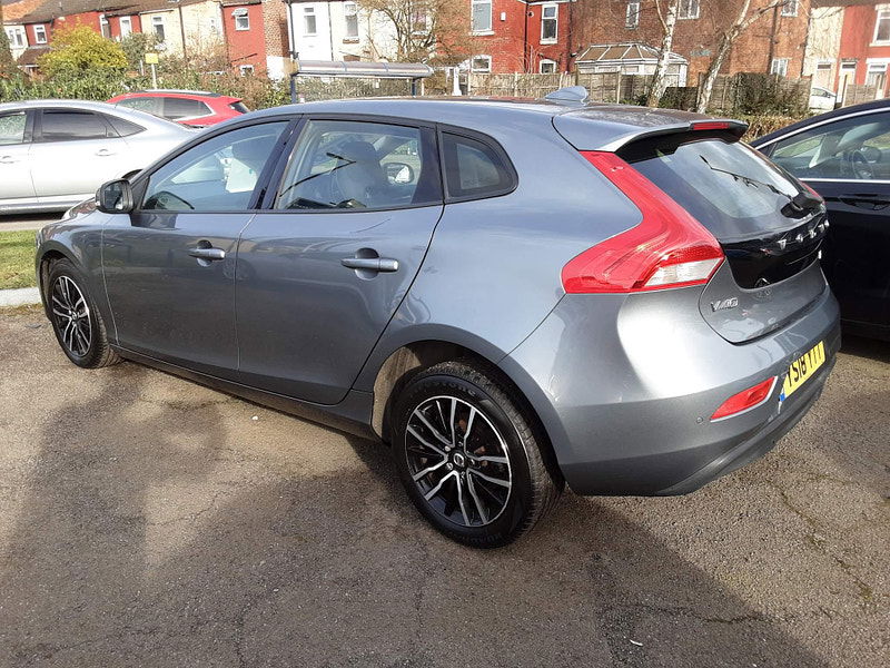 Volvo V40 2.0 D2 Momentum Nav Plus Euro 6 (s/s) 5dr 5dr Manual 2025