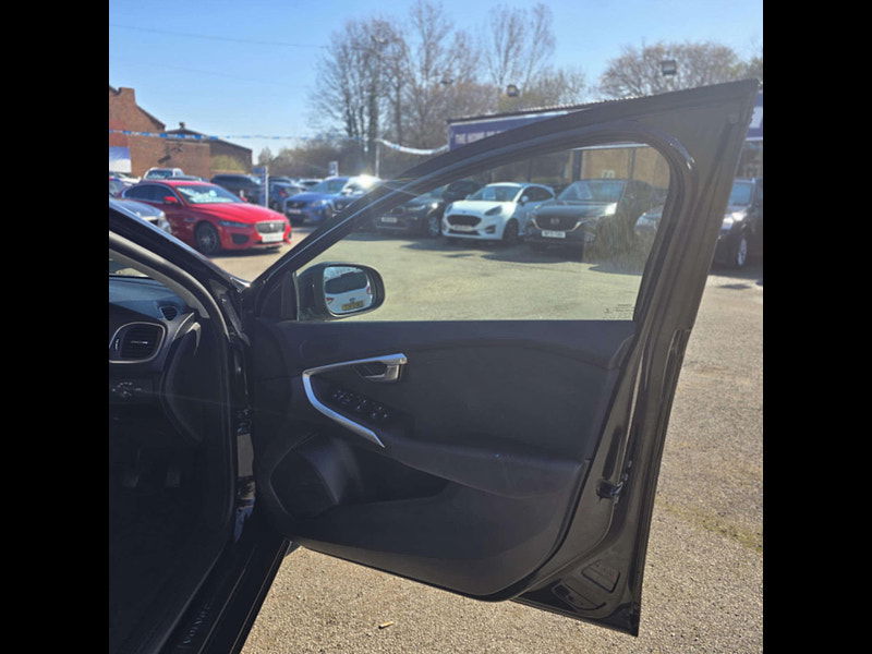 Volvo V40 2.0 V40 Momentum Nav+ D3 5dr 5dr Manual 2025