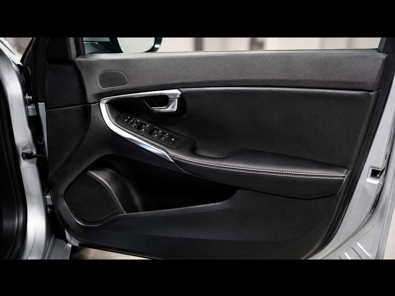 Volvo V40 2.0 V40 R-Design Nav+ D2 5dr 5dr Manual 2026