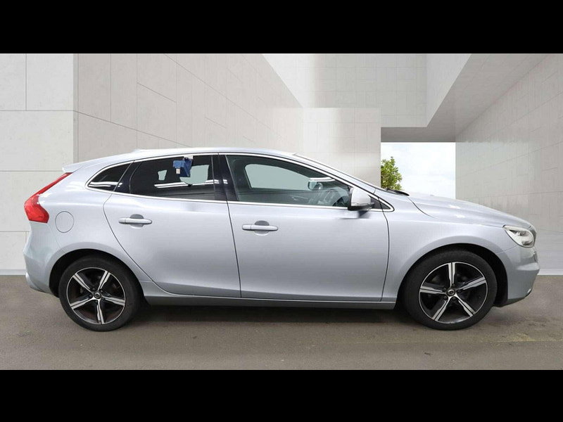 Volvo V40 2.0 V40 R-Design Nav+ D2 5dr 5dr Manual 2026