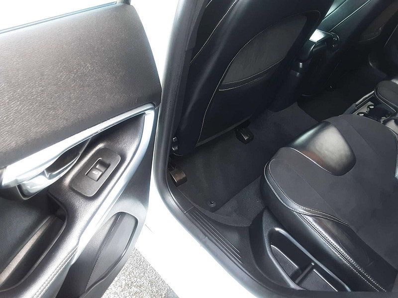 Volvo V40 2.0 V40 R-Design Nav+ D4 5dr 5dr Manual 2026