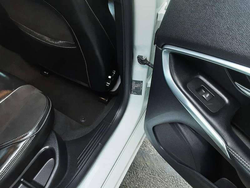 Volvo V40 2.0 V40 R-Design Nav+ D4 5dr 5dr Manual 2026