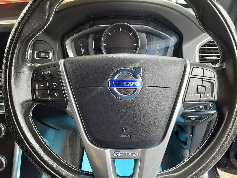 Volvo XC60 2.4 D5 R-Design Lux Nav Auto AWD Euro 6 (s/s) 5dr 5dr Automatic 2025
