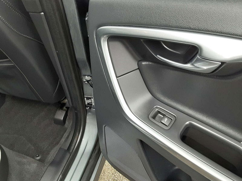 Volvo XC60 2.4 XC60 R-Design Luxury Nav D5 AWD Auto 4WD 5dr 5dr Automatic 2025