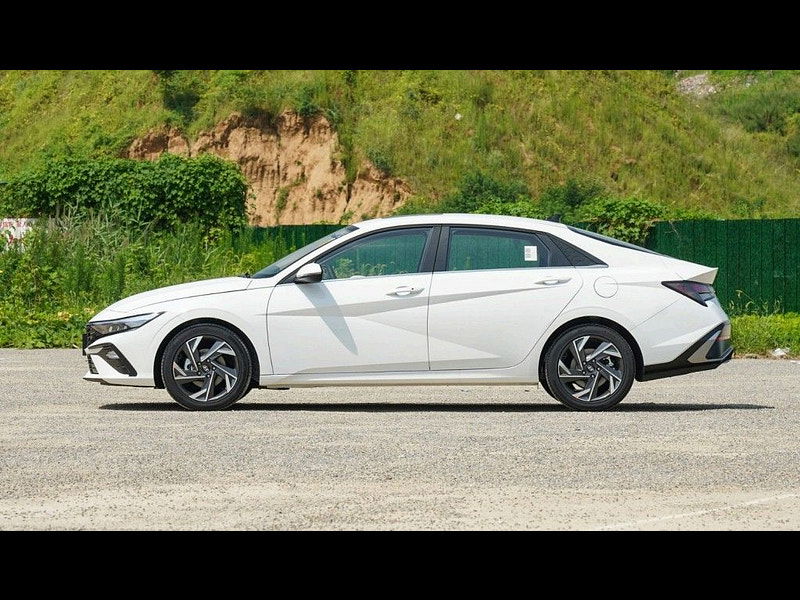 Hyundai Elantra 1.5L  4dr  2025