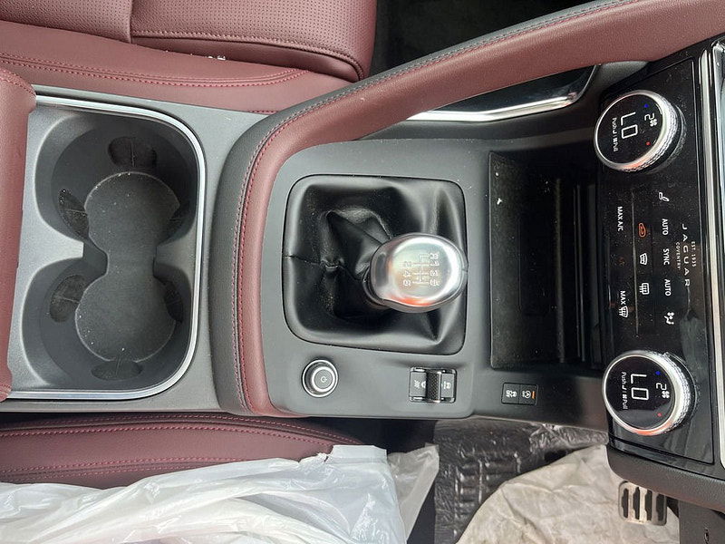 Jaguar E-PACE RHD   D165 R-Dynamic SE FWD 2.0L Diesel 6-Speed MT 163bhp 0dr Manual 2025