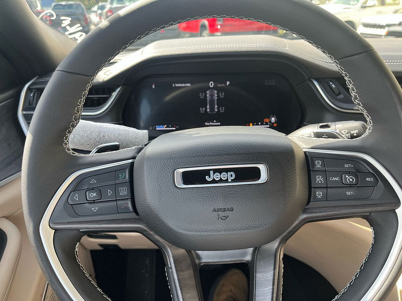 Jeep Grand Cherokee Limited 4x4 2.0L Turbo Gas 8-Speed AT w/ Black Appearance Package 0dr Automatic 2025