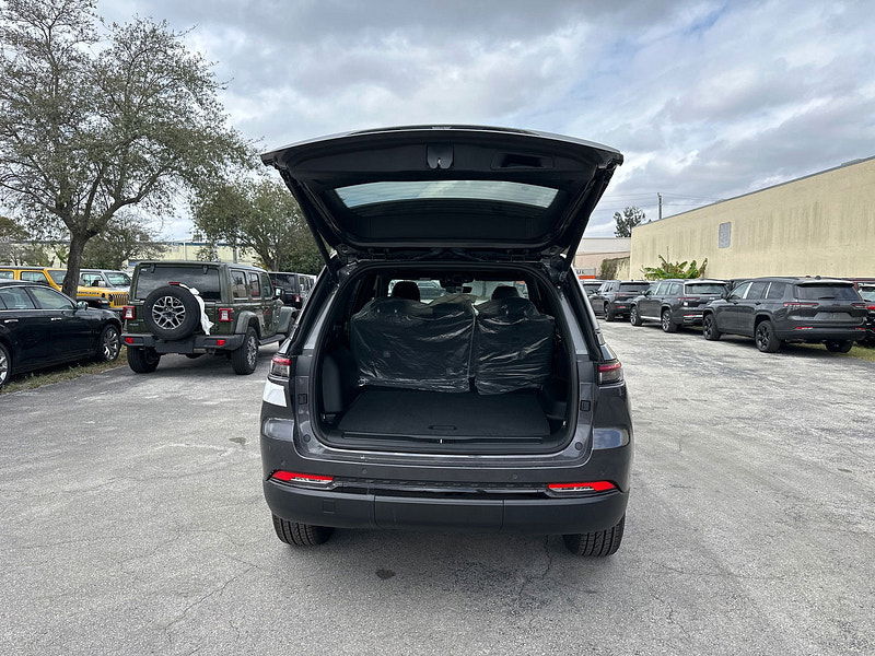 Jeep Grand Cherokee RHD New   Altitude 4x4 3.6L Gas 8-Speed AT 5-Seater 0dr Automatic 2025