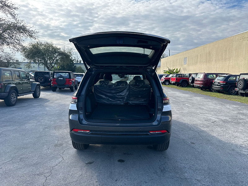 Jeep Grand Cherokee RHD New   Altitude 4x4 3.6L Gas 8-Speed AT 5-Seater 0dr Automatic 2025