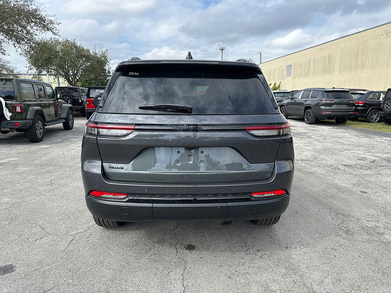 Jeep Grand Cherokee RHD New   Altitude 4x4 3.6L Gas 8-Speed AT 5-Seater 0dr Automatic 2025