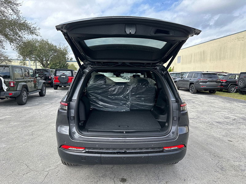 Jeep Grand Cherokee RHD New   Altitude 4x4 3.6L Gas 8-Speed AT 5-Seater 0dr Automatic 2025