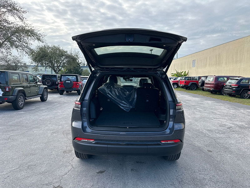 Jeep Grand Cherokee RHD New   Altitude 4x4 3.6L Gas 8-Speed AT 5-Seater 0dr Automatic 2025