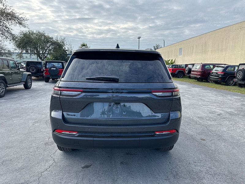 Jeep Grand Cherokee RHD New   Altitude 4x4 3.6L Gas 8-Speed AT 5-Seater 0dr Automatic 2025