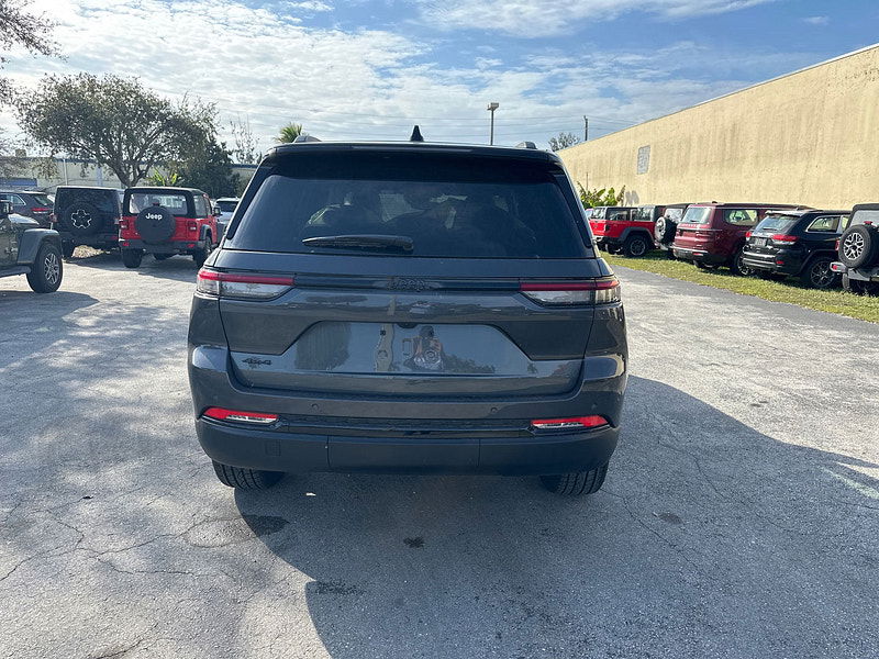 Jeep Grand Cherokee RHD New   Altitude 4x4 3.6L Gas 8-Speed AT 5-Seater 0dr Automatic 2025