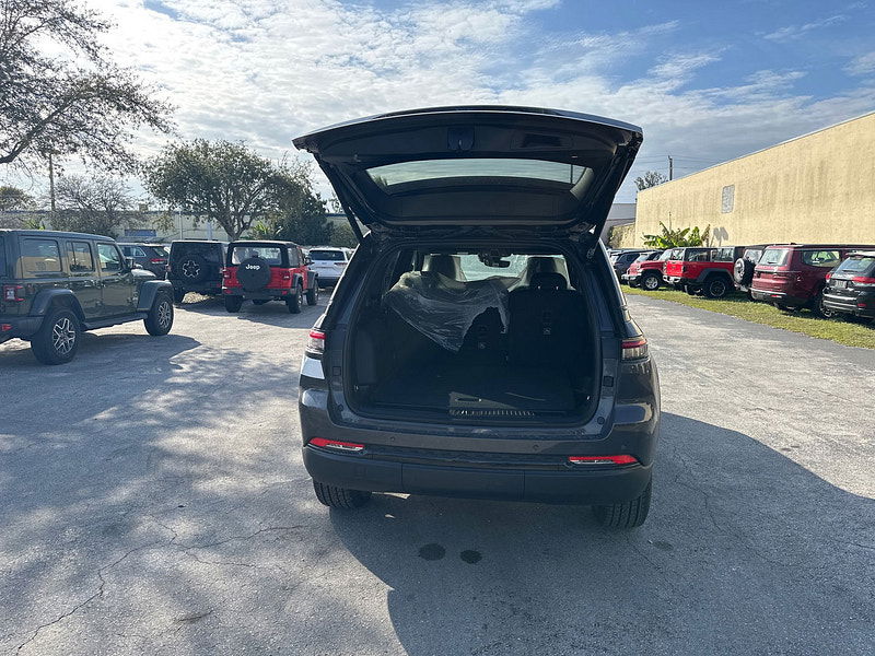 Jeep Grand Cherokee RHD New   Altitude 4x4 3.6L Gas 8-Speed AT 5-Seater 0dr Automatic 2025