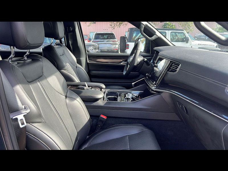 Jeep Wagoneer 4x4 3.0L Gasoline 5dr Automatic 2025