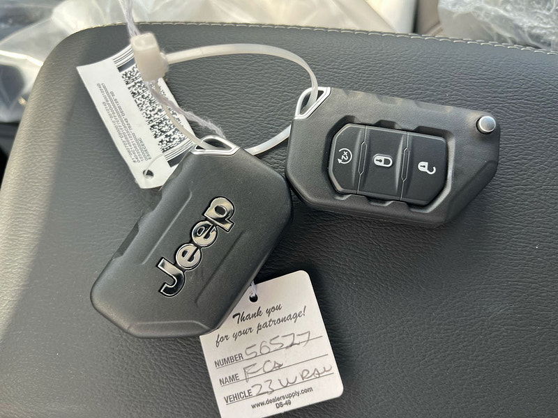 Jeep Wrangler 4-Door Sahara 4x4 3.6L Gas 8-Speed AT 0dr Automatic 2025