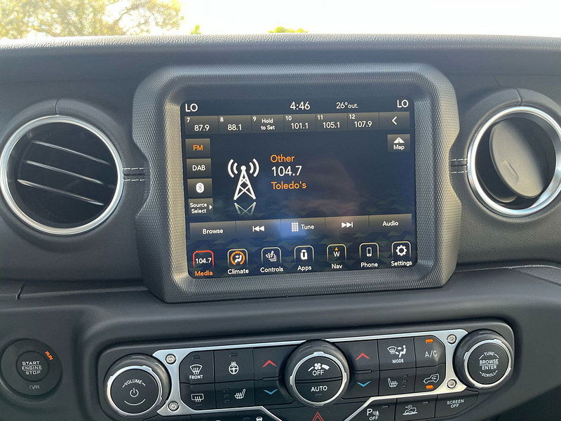 Jeep Wrangler 4-Door Sahara 4x4 3.6L Gas 8-Speed AT 0dr Automatic 2025