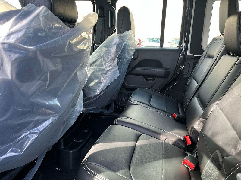 Jeep Wrangler 4-Door Sahara 4x4 3.6L Gas 8-Speed AT 0dr Automatic 2025