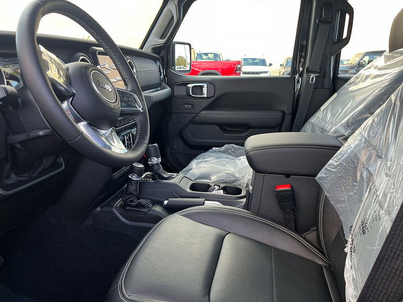 Jeep Wrangler 4-Door Sahara 4x4 3.6L Gas 8-Speed AT 0dr Automatic 2025