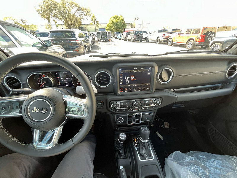 Jeep Wrangler 4-Door Sahara 4x4 3.6L Gas 8-Speed AT 0dr Automatic 2025