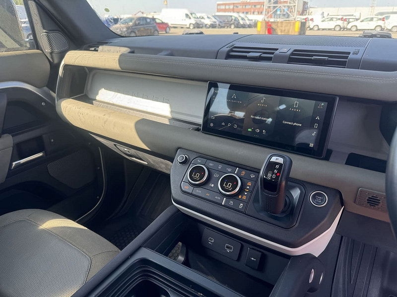 Land Rover Defender RHD   110 P400 S MHEV 3.0L Gas 8-Speed AT 400bhp 7-Seater 0dr Automatic 2025